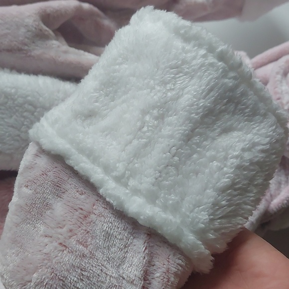 New Pink Medium Robe - Picture 4 of 7